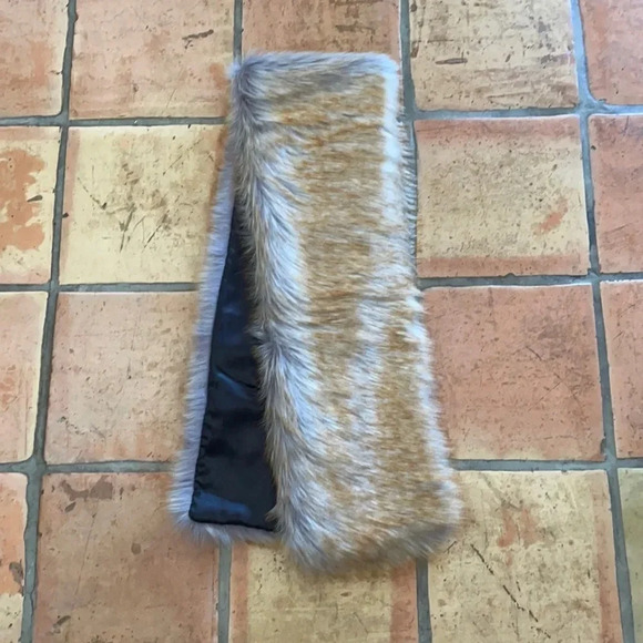 EXCELLENT Faux Fur Shawl Wrap with Black Lining and Pull Through Slot - Picture 1 of 5